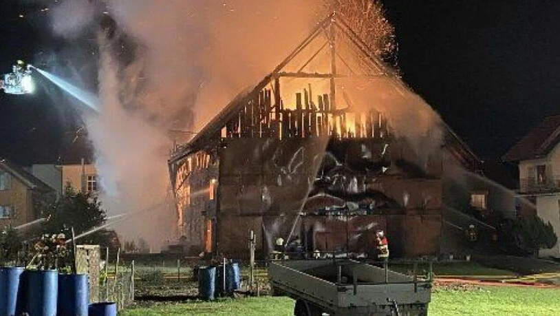 Eine Brandserie hatte Merenschwand AG im Dezember 2019 in Angst und Schrecken versetzt. Auch ein ehemaliges Bauernhaus und eine Scheune gingen in Flammen auf. (Archivbild)