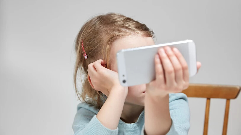 Kinderschutz-Apps sollen Eltern helfen, das mobile Verhalten ihrer Kinder zu überwachen und einzuschränken. Doch die Mehrheit der Apps geben private Daten gemäss einer Studie ohne die Zustimmung des Nutzers weiter. (Symbolbild)