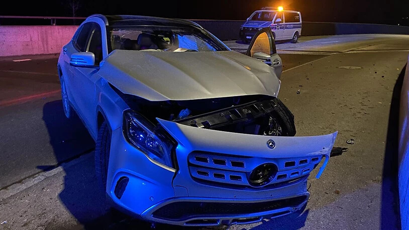 Nach dem Unfall liess der junge Fahrer das Auto sowie seine verletzte Beifahrerin zurück.