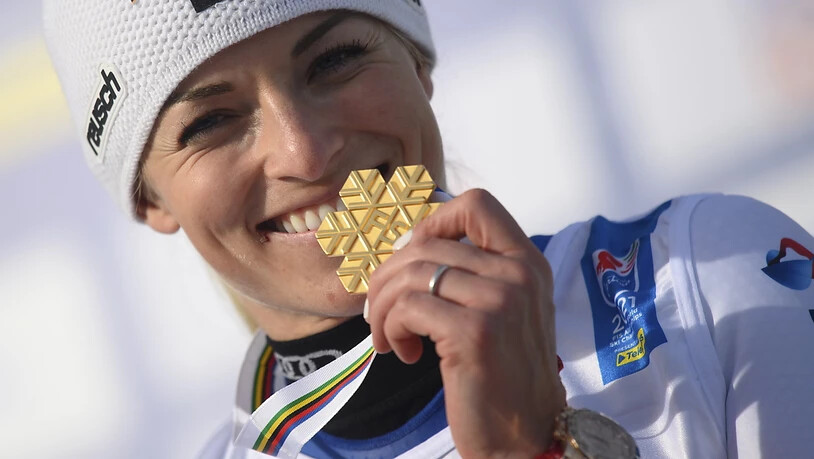 Lara Gut-Behrami zeigt an der Siegerehrung nach dem WM-Riesenslalom ihre zweite goldene Medaille