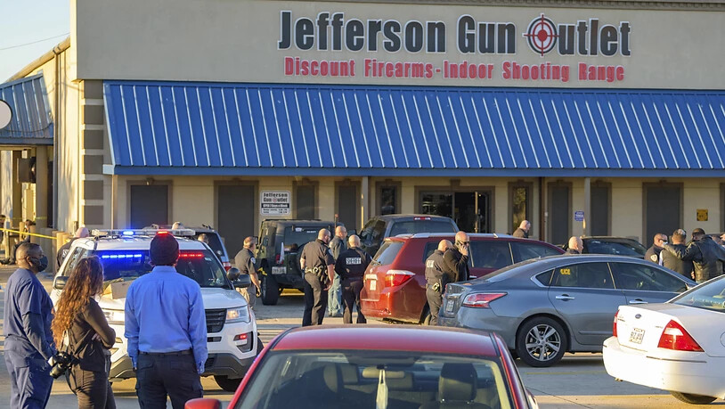 In einem Waffen-Outlet im US-Bundesstaat Louisiana sind mehrere Menschen durch Schüsse getötet und verletzt worden. Foto: Matthew Hinton/AP/dpa