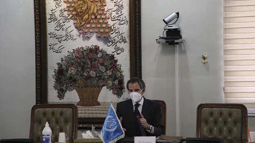 HANDOUT - Der Generaldirektor der Internationalen Atomenergiebehörde IAEA, Rafael Mariano Grossi, spricht bei einem Treffen mit dem iranischen Atomchef Salehi. Grossi traf sich mit Salehi im Vorfeld der Pläne des Irans, die Inspektionen der Vereinten…