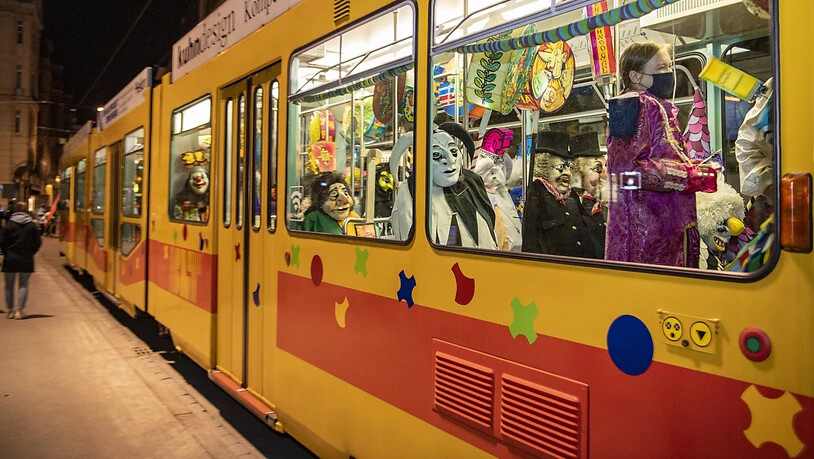 Ein Tramzug der Baselbieter BLT fuhr am abgesagten Morgenstreich gefüllt mit kostümierten Fasnächtlerinnen und Fasnächtlern durch die Basler Innenstadt.