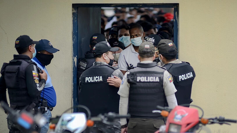 dpatopbilder - Polizisten sind in einem Gefängnis nach einer Meuterei im Einsatz, während Angehörige der Insassen draußen auf Informationen warten. Foto: Marcos Pin Mendez/dpa