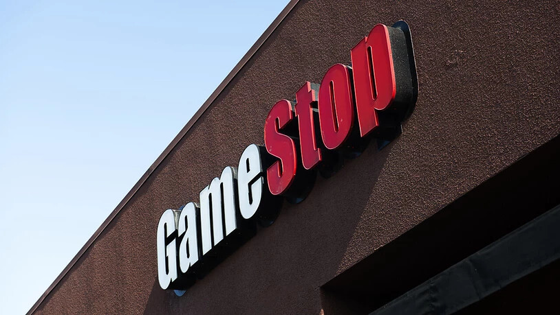 ARCHIV - Das GameStop-Logo ist über einer ihrer Filialen angebracht. Der Videospielhändler Gamestop, der im Januar durch extreme Kurskapriolen am Finanzmarkt für Aufsehen sorgte, muss sich einen neuen Finanzvorstand suchen. Foto: Pat Mazzera/SOPA Images…