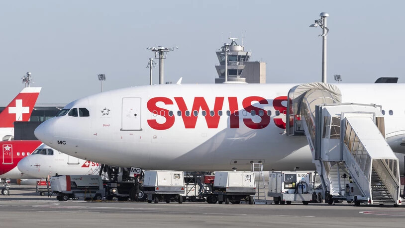 Die Boden-Angestellten der Fluggesellschaft Swiss haben dem Krisen-Generalarbeitsvertrag zugestimmt. Sie verzichten auf einen Teil des 13. Monatslohns und machen weitere Zugeständnisse. (Archivbild)