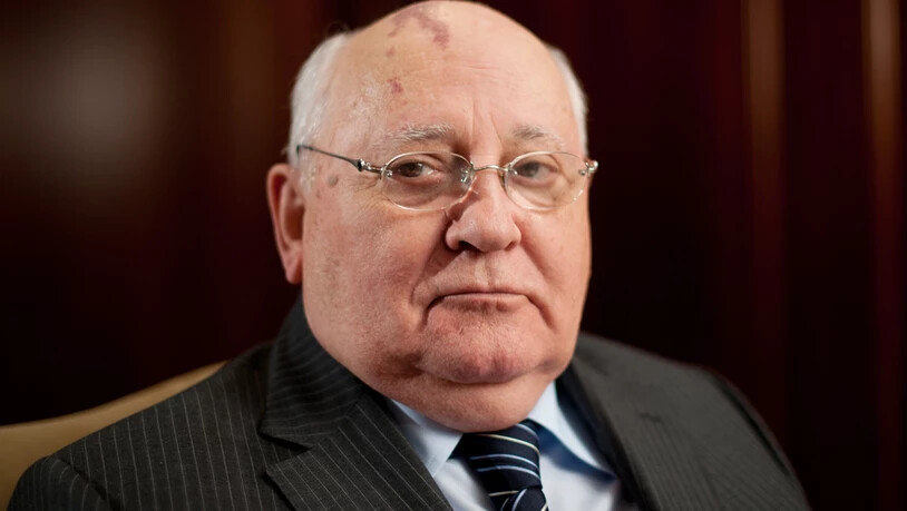 ARCHIV - Der ehemalige Präsident der Sowjetunion, Michail Gorbatschow, am Rande einer Pressekonferenz. (zu dpa: "Vater der Deutschen Einheit - Michail Gorbatschow wird 90 Jahre alt") Foto: picture alliance / dpa