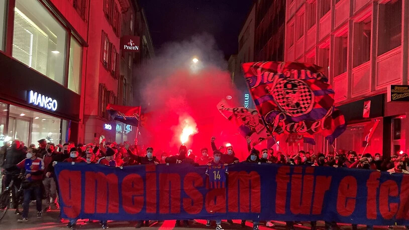 Mehrere Hundert Fans des FC Basel versammelten sich zum Protestmarsch gegen die Geschäftsführung des Clubs.
