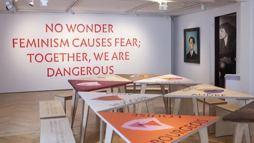 Die letzte Station der Ausstellung "Iris von Roten - Frauen im Laufgitter" in Zürich: ein Tisch, der die Komplizinnen versammelt - Frauen aus unterschiedlichen Zeiten, Ländern und Kulturen, die für ihre Forderung nach Gleichberechtigung eingetreten sind.
