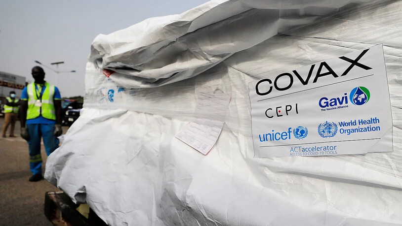 HANDOUT - Die erste Ladung des Corona-Impfstoffes von Astrazeneca wird am Kotoka Flughafen der Hauptstadt ausgeladen und später von Mitarbeitern des UN-Kinderhilfswerks Unicef entgegengenommen. Foto: © UNICEF/UN0421459/Kokoroko/COV/dpa - ACHTUNG: Nur zur…