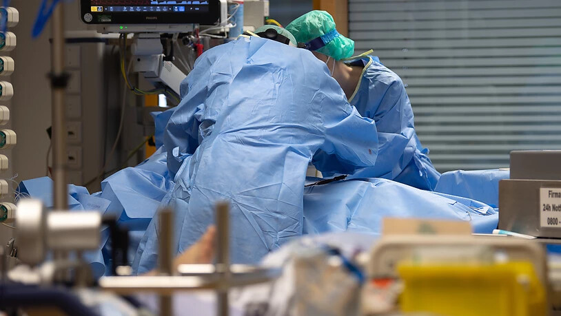 Ein Covid-19-Patient wird künstlich beatmet. Wegen der Corankrise starben im letzten Jahr 8,8 Prozent mehr Menschen in der Schweiz als ein Jahr zuvor.