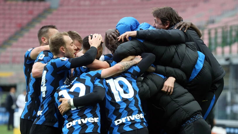 Inter Mailand gewinnt am Samstag sein Spiel in Crotone und profitiert tags darauf vom Remis des Tabellenzweiten Atalanta Bergamo bei Sassuolo