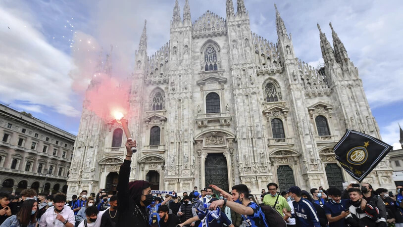 Die Fans von Inter Mailand feierten den Meistertitel vor dem Mailänder Dom
