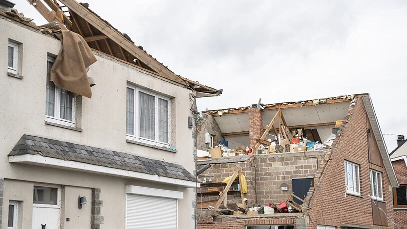 Zwei Häuser sind von einem Tornado abgedeckt worden. Foto: Anthony Dehez/BELGA/dpa