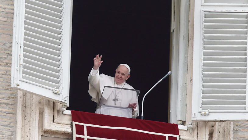Papst Franziskus winkt aus dem Fenster seines Arbeitszimmers mit Blick auf den Petersplatz, während er das Angelus-Mittagsgebet spricht. Foto: Evandro Inetti/ZUMA Wire/dpa Foto: Evandro Inetti/ZUMA Wire/dpa
