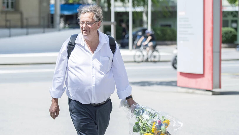 Blumen trotz Niederlage: Hans Vetsch schafft es nicht in die Bündner Regierung.