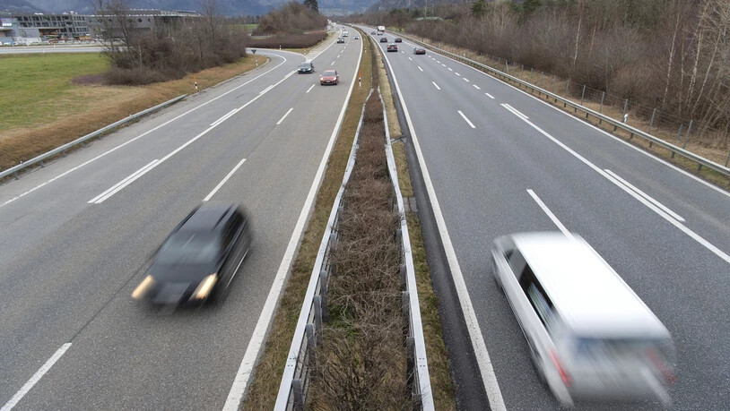 Zusammenrücken: Auf der Autobahn A13 – im Bild bei Maienfeld mit Blick Richtung Landquart – ist die Umnutzung der Pannenstreifen in eine dritte Spur projektiert. Der begrünte Mittelstreifen wird aufgrund des erhöhten Platzbedarfs weichen. 