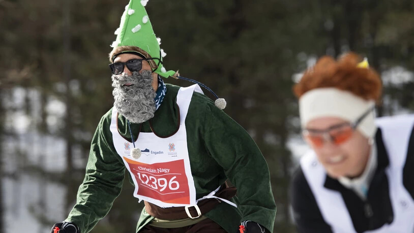 Traditionell unterwegs: Bart, Sonnenbrille und Filzhut sorgen für das perfekte Outfit, um den Engadin Skimarathon zu bezwingen.