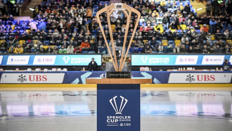Bereit: Der Spengler-Cup-Pokal wird vor dem Final präsentiert.