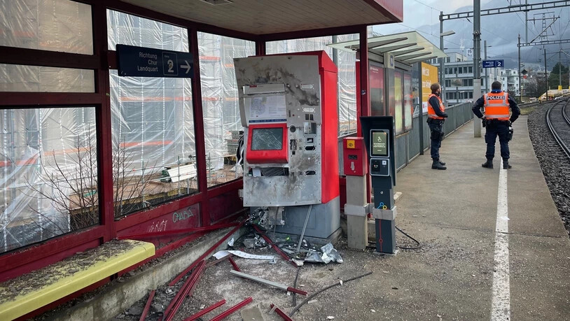 Einsatz beim Bahnhof Chur West: Ein Billettautomat der Rhätischen Bahn wurde in der Neujahrsnacht gesprengt. Der Sachschaden beläuft sich auf über 200'000 Franken.