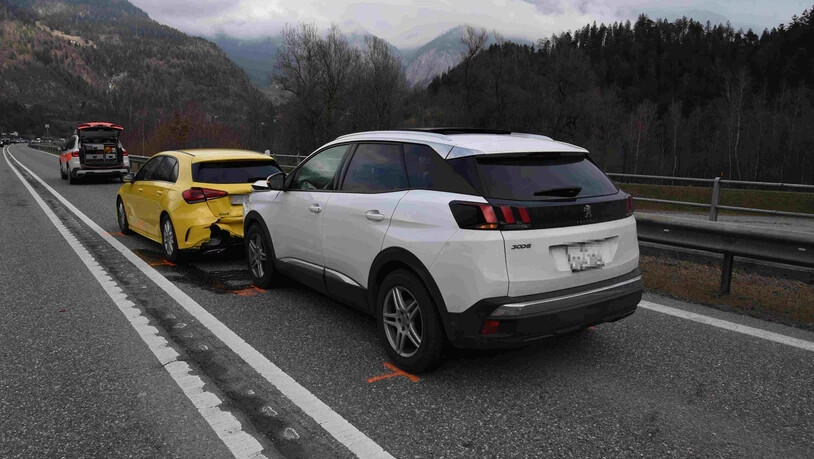 Unfallstelle in Bonaduz: Auf der Autostrasse von Thusis in Richtung Chur bremste ein im Kolonnenverkehr fahrendes Auto ab. Der nachfolgende 56-jährige Autofahrer prallte in das Heck.
