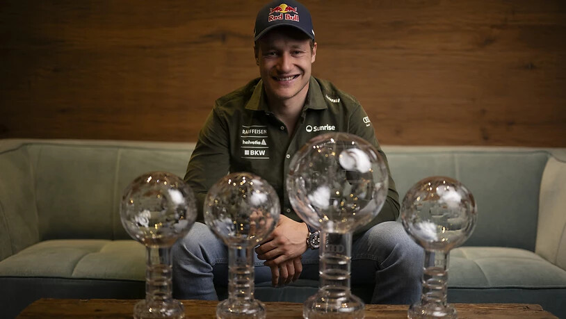 Marco Odermatt posiert in Saalbach-Hinterglemm mit den vier gewonnenen Kristallkugeln