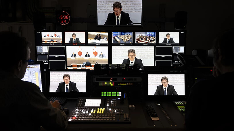 Medienminister Albert Rösti auf SRF-Bildschirmen: Eine Nationalratskommission ist dagegen, vor der Konsultation zur neuen SRG-Konzession die Empfangsgebühren zu senken. (Archivbild)