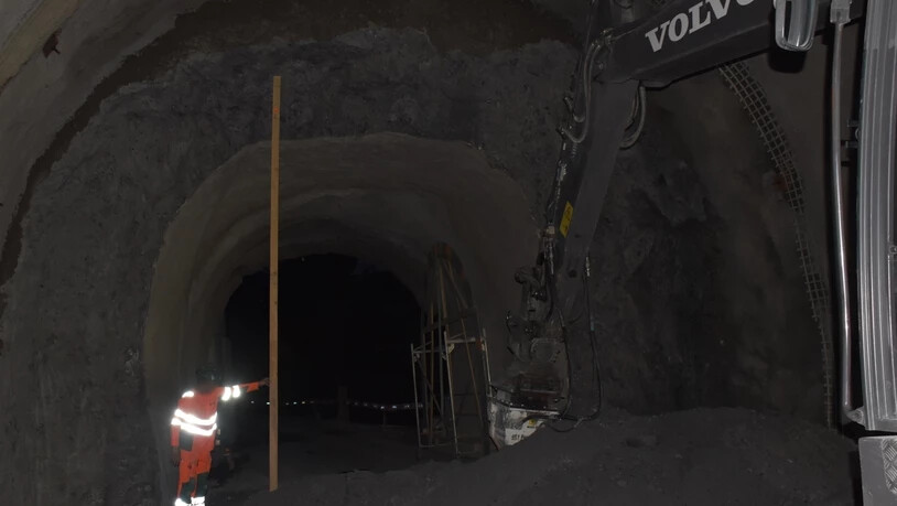 Bei Arbeiten im Carreratunnel wurde der 37-Jährige durch loses Bergmaterial getroffen und zum Teil verschüttet.