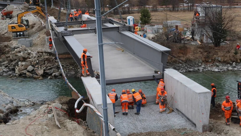 In der Luft: Die 180 Tonnen schwere Flazbachbrücke wird mittels Raupenkrahn an ihren Platz gehoben. 