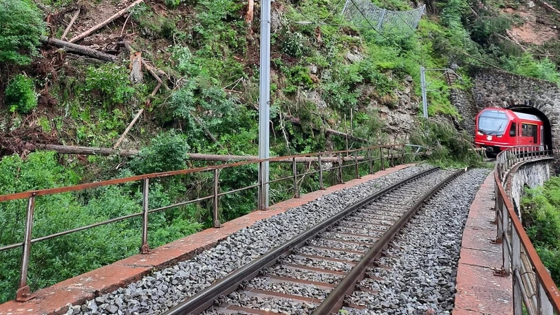 Steil abwärts: Der Streckenabschnitt zwischen Davos und Filisur ist gesperrt, weil umgestürzte Bäume auf dem Gleis liegen.