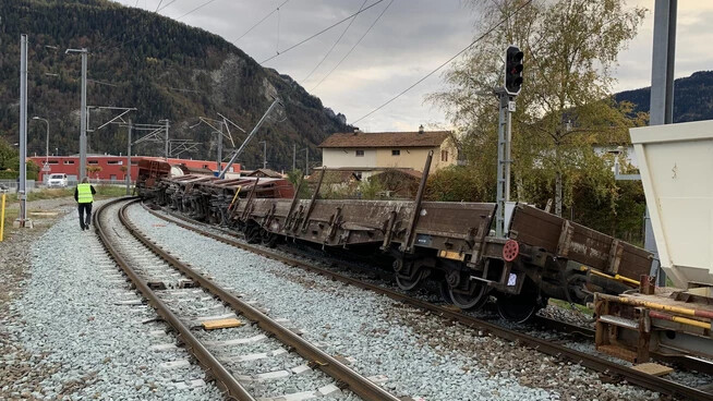 Drei Wagen eines Güterzuges sind entgleist und umgekippt.