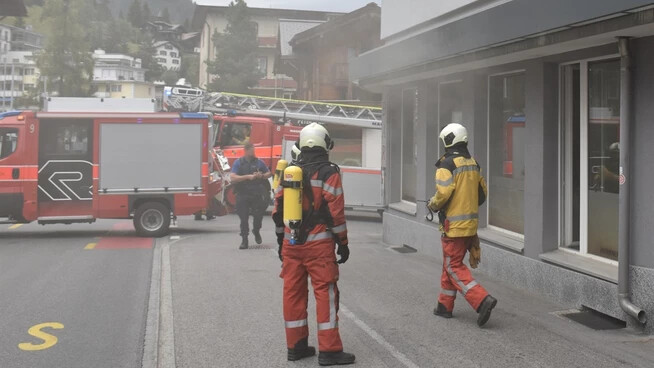 Brand im Hotelgebäude: Die Einsatzkräfte der Feuerwehr Davos konnten den Brandherd rasch lokalisieren und löschen.