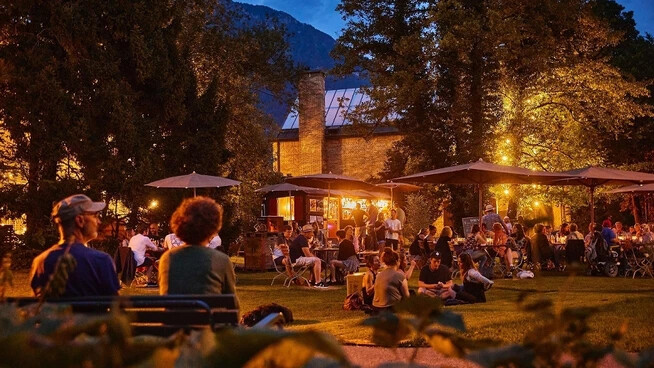 Von Mai bis Oktober ein beliebter Treffpunkt: Die «auf der Wiese hinter dem Kunsthaus Glarus zieht nicht nur an lauschigen Sommerabenden zahlreiche Gäste an. 