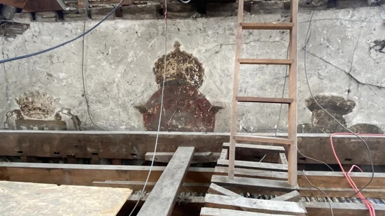 HANDOUT - Dieses undatierte von der Universität Cambridge zur Verfügung gestellte Foto zeigt seltene mittelalterlichen Wandmalereien, die von Bauarbeitern in einem Dachraum des Christ's College in Cambridge freigelegt wurden. Foto: Tobit Curteis…