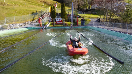 Plausch bei Frühlingswetter: Ein Mädchen springt im Boot über die Schanze. 