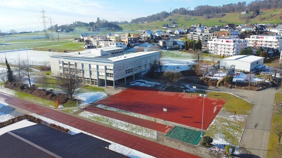 Es stellen sich Fragen: Die Schule im Kirchacker, vor allem der Kindergartenpavillon (rechts im Bild), bewegt. 