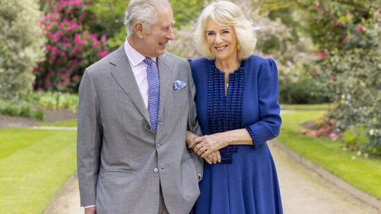 dpatopbilder - HANDOUT - Der britische König Charles III. und Königin Camilla stehen an dem Tag nach ihrem 19. Hochzeitstag im Garten des Buckingham Palace. Foto: Millie Pilkington/Buckingham Palace/AP/dpa - ACHTUNG: Verwendung nur bis zum 09.05.2024…