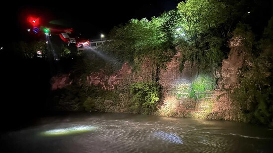 Am steil abfallenden Ufer der Limmat in Wettingen AG kam es zu dem Unglück, bei dem ein 27-jähriger Mann in den Fluss stürzte und vorerst nicht aufgefunden werden konnte.