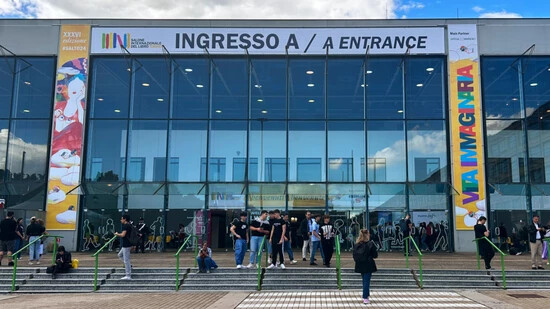 Menschen stehen an einem Eingang zur Buchmesse Salone Internazionale del Libro in Turin. Schwerpunkt der Messe ist in diesem Jahr deutschsprachige Literatur. Foto: Christoph Sator/dpa - ACHTUNG: Verwendung nur im vollen Format