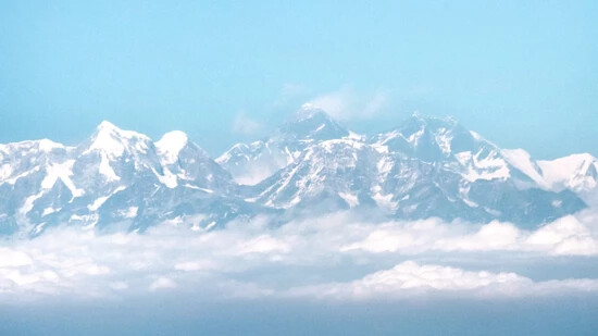 ARCHIV - Blick aus dem Flugzeug auf das Himalaja-Gebirge mit dem Mount Everest. Foto: Sina Schuldt/dpa