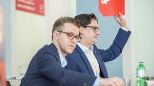 SP-Graubünden-Präsident Philipp Wilhelm (links) und Parteisekretär Lukas Horrer rufen zu einer Kundgebungin Zürich auf.