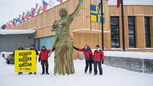 Die sechs Meter hohe Statue vor dem Kongresshaus in Davos.