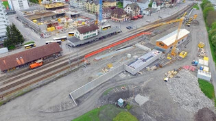 Die Bauarbeiten am Bahnhof Ilanz laufen bereits.