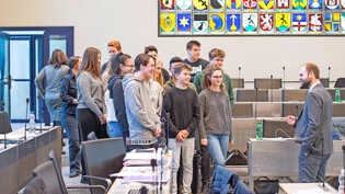 SP-Grossrat Tobias Rettich zeigt den Schülern aus Untervaz den Grossratssaal. 