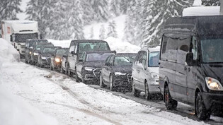 Gewaltiges Verkehrsaufkommen: So präsentierte sich die Kantonsstrasse zwischen Klosters und Davos am WEF 2018.