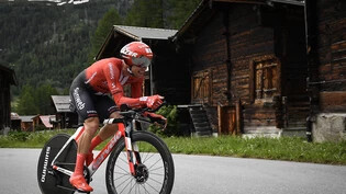 Nicholas Roche vor einem Jahr bei der Tour de Suisse im Goms in Aktion: Nun gewann er auf der Rolle die digitale Etappe auf den Nufenenpass