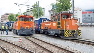 Neuheit im Lokdepot der Rhätischen Bahn: Die neue Rangierlokomotive «Geaf 2/2 20601 » (links) tritt das Erbe des betagten Modells «Gm 3/3» (rechts) an.