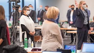 Zum ersten Mal im Rat: Die Grossrat-Stellvertreterin Sandra Adank-Arioli (rechts) legt zu Beginn der Dezembersession in Davos  den Amtseid ab. Bild Olivia Aebli-Item