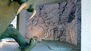 Faszination Dinosaurier: Auf einer steilen Felsplatte in der Val dal Diavel sind versteinerte Fussabdrücke von Dinosauriern entdeckt worden. Hans Lozza konnte sie vor Ort besichtigen, die Besucher des Nationalparkzentrums sehen eine Rekonstruktion. 