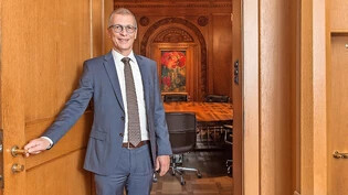 Kunst, wohin man blickt: CEO Daniel Fust öffnet die Tür zum «Sitzungssaal» der Graubündner Kantonalbank.